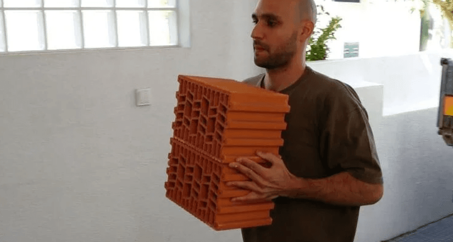 Wide bricks with acoustic isolation properties